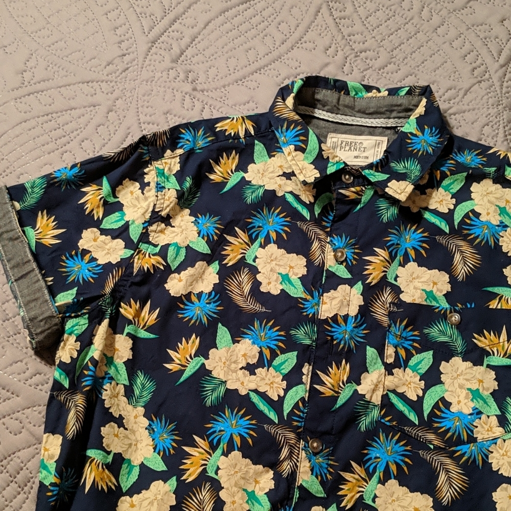 Men's Shirt - Picture 2 of 3